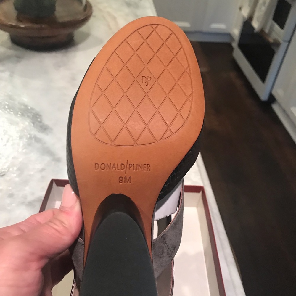 Donald Pliner wedge sandals - Picture 6 of 8
